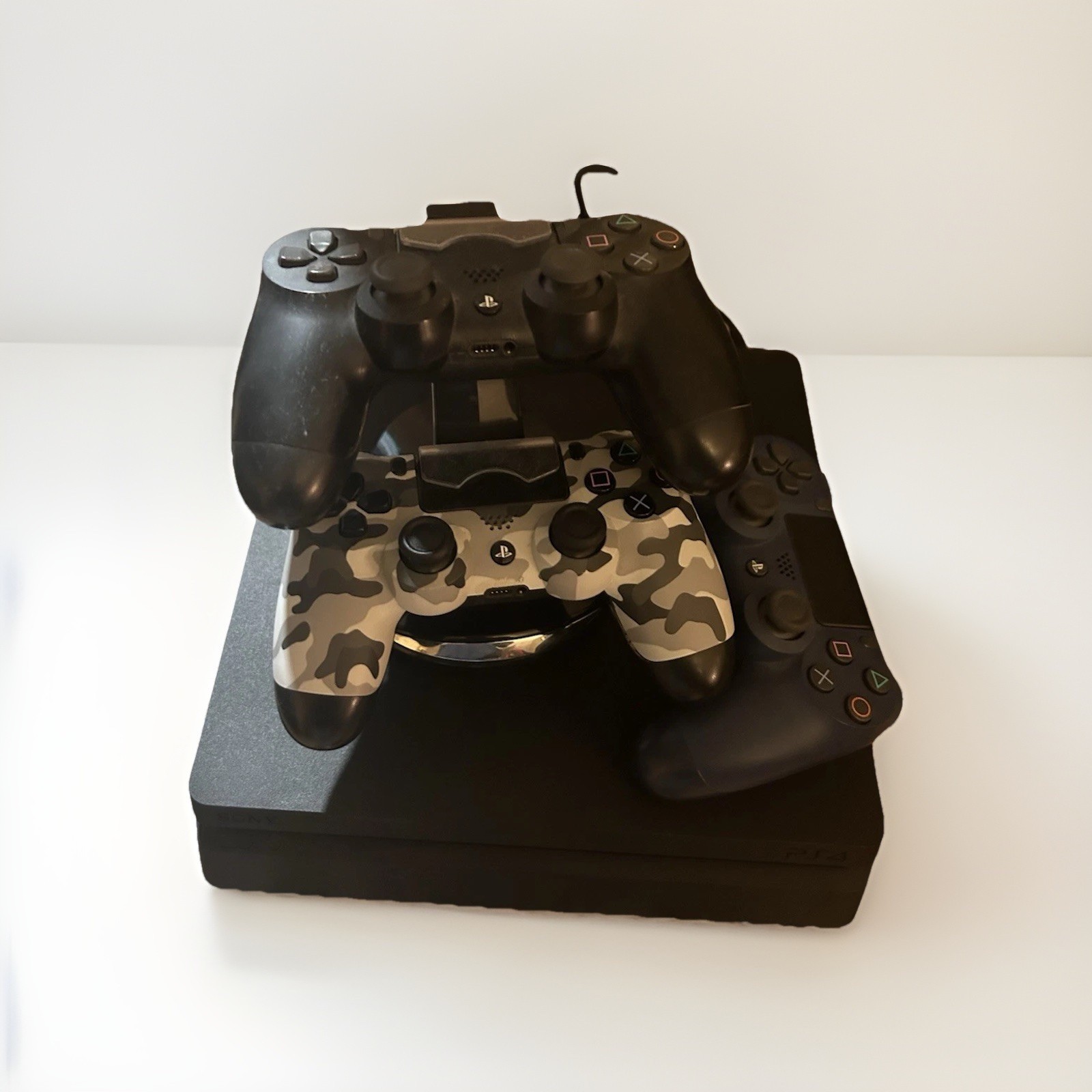 Sony PlayStation 4 500gb Jet Black Console With three Controllers and Wires