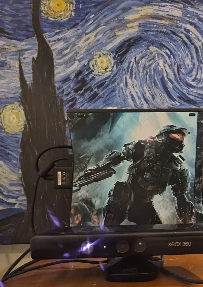 Microsoft Xbox 360 S Console and Kinect 4 GB with Halo 4 skin – Kinect included
