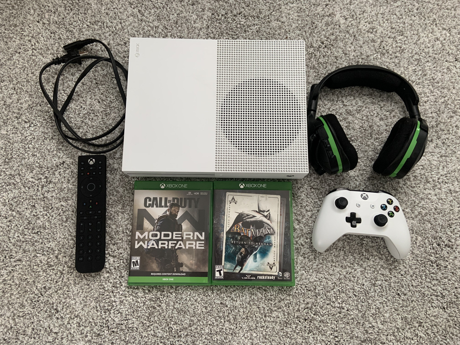 Xbox One S 1TB Console, White (XBS1TB) – Call of duty Batman Turtle Beach Remote