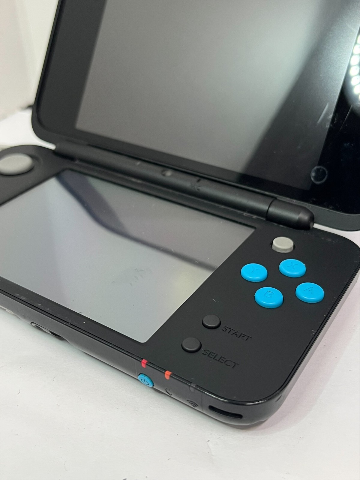 FOR PARTS! Nintendo 2DS XL – Powers On No Display! Missing plastic flap! (B387)
