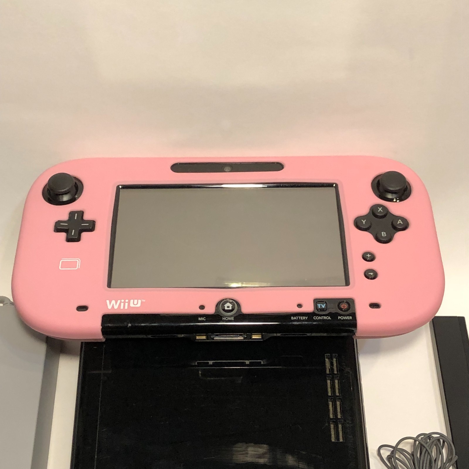 Nintendo Wii U 32GB Console WUP 101 (02) with Gamepad WUP 010 (New Battery)