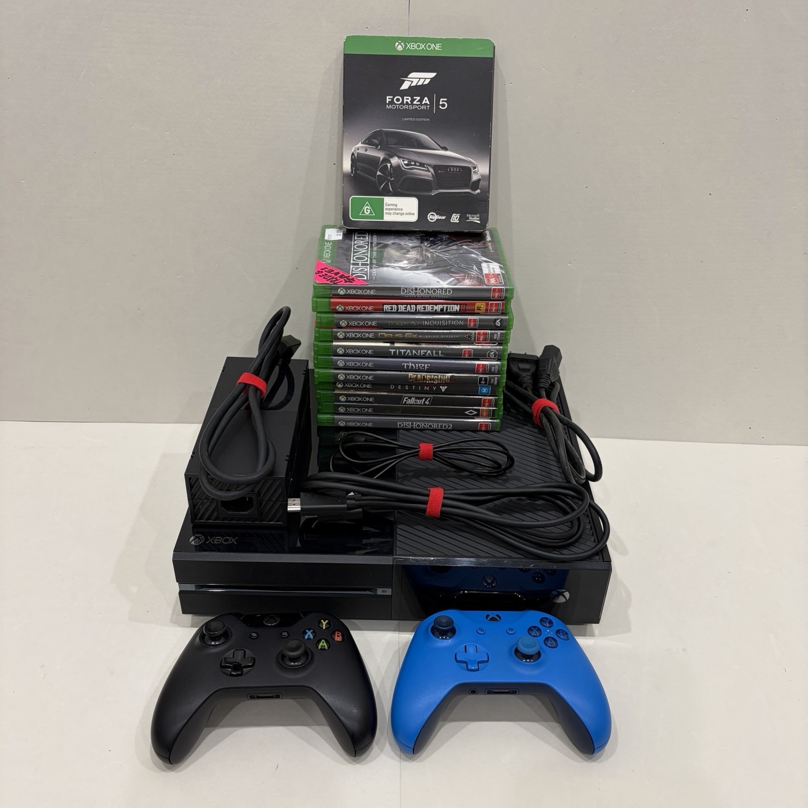 Microsoft Xbox One 500GB 1540 Bundle with 2 Controllers & 12 Games – Working