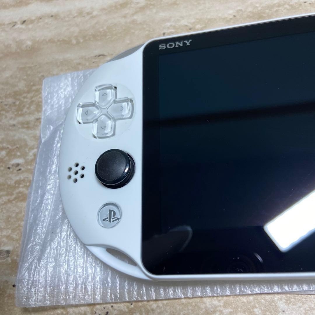 PS Vita PCH-2000 Glacier White Complete in Box Excellent Condition 7038