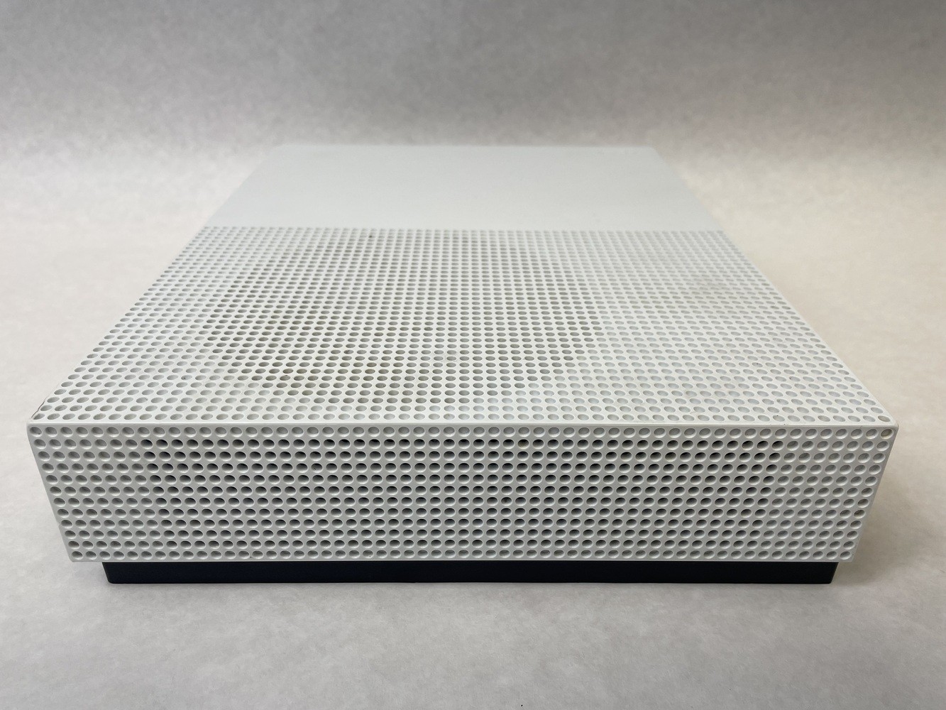 Microsoft Xbox One S (FOR PARTS ONLY – POWER BUTTON UNRESPONSIVE)