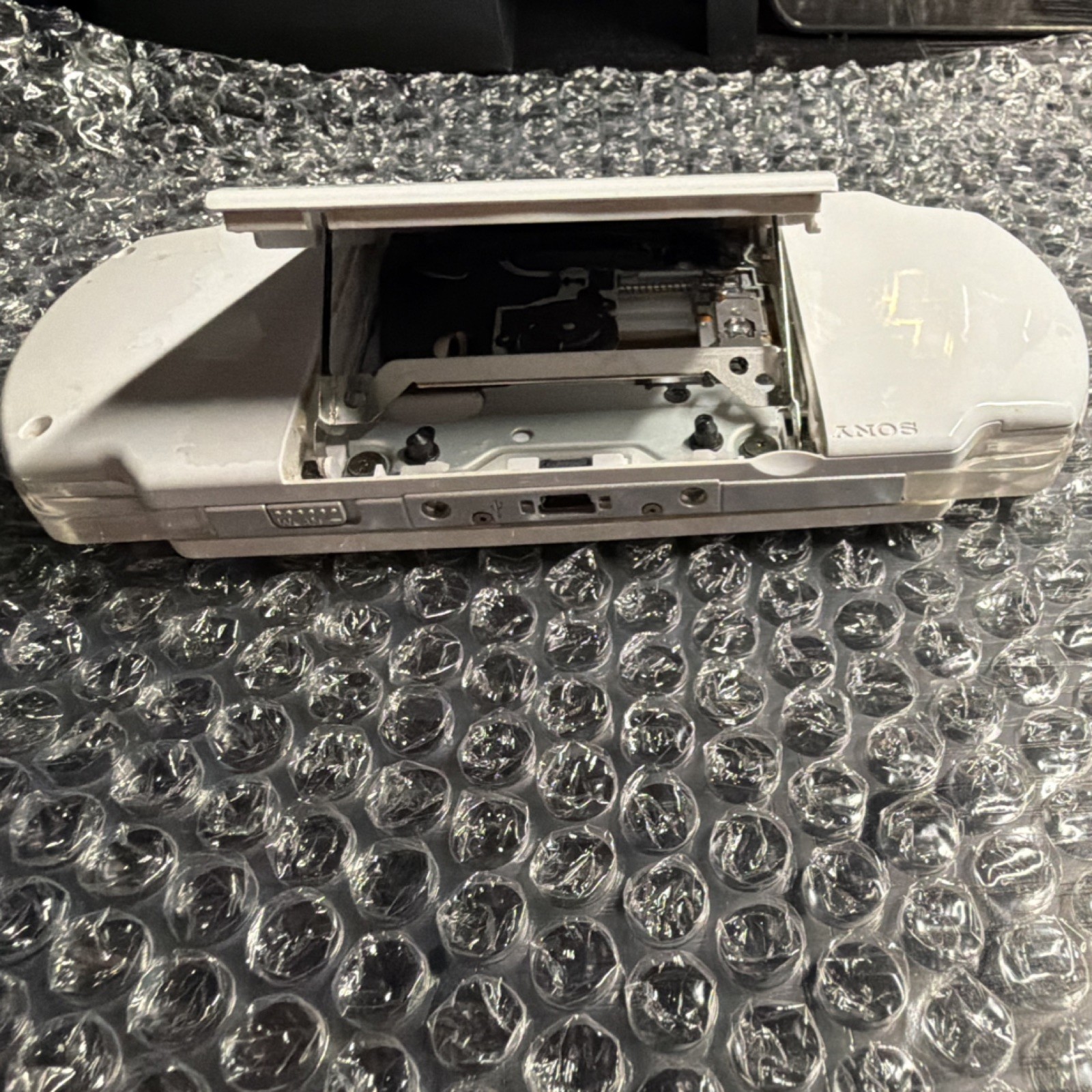 Sony PSP-2000 White Handheld Console Wi-Fi, Headphone Jack, PlayStation Portable