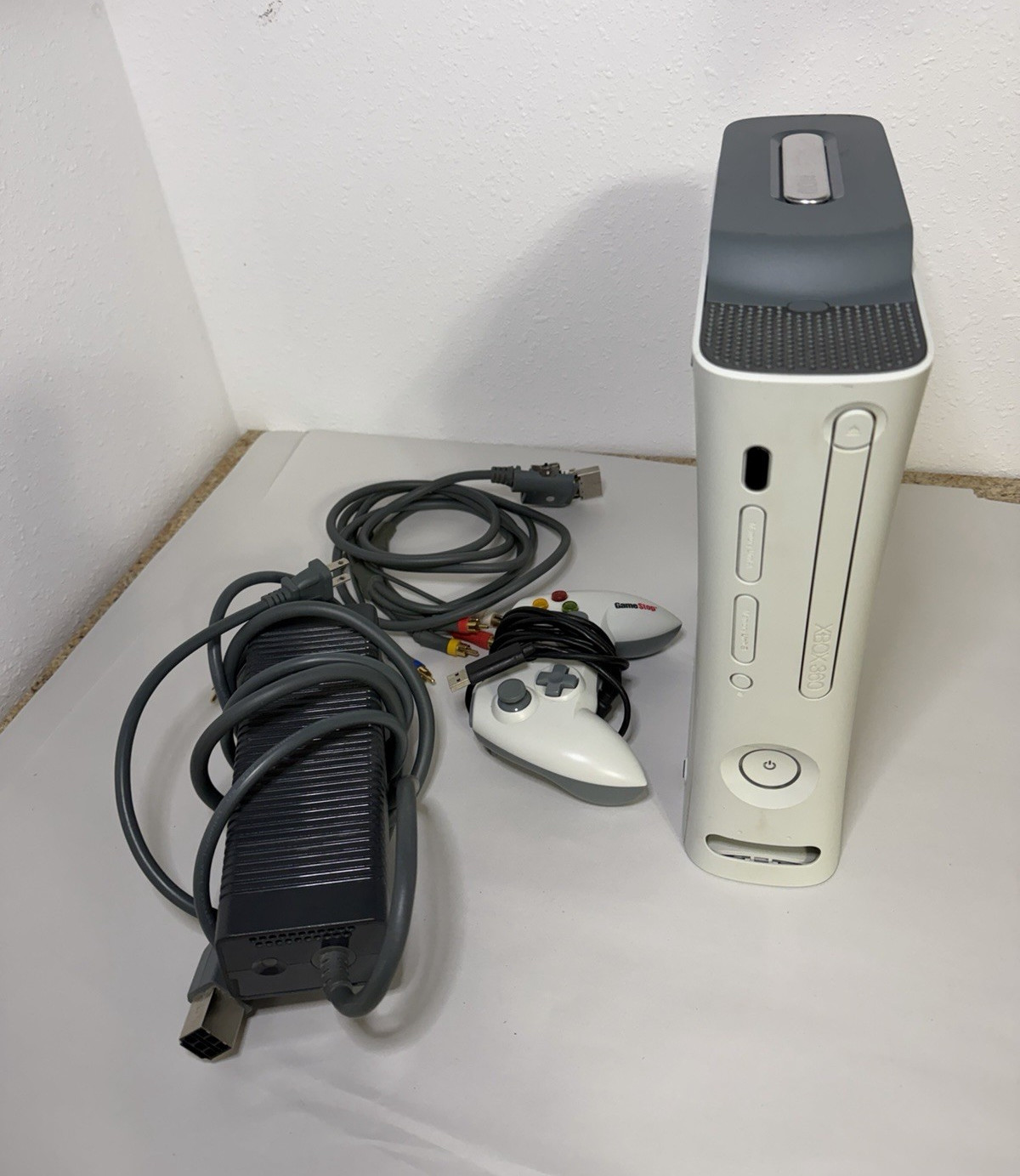 Microsoft Xbox 360 White Console NTSC-U/C 1080p HDMI w/ controller Parts Only