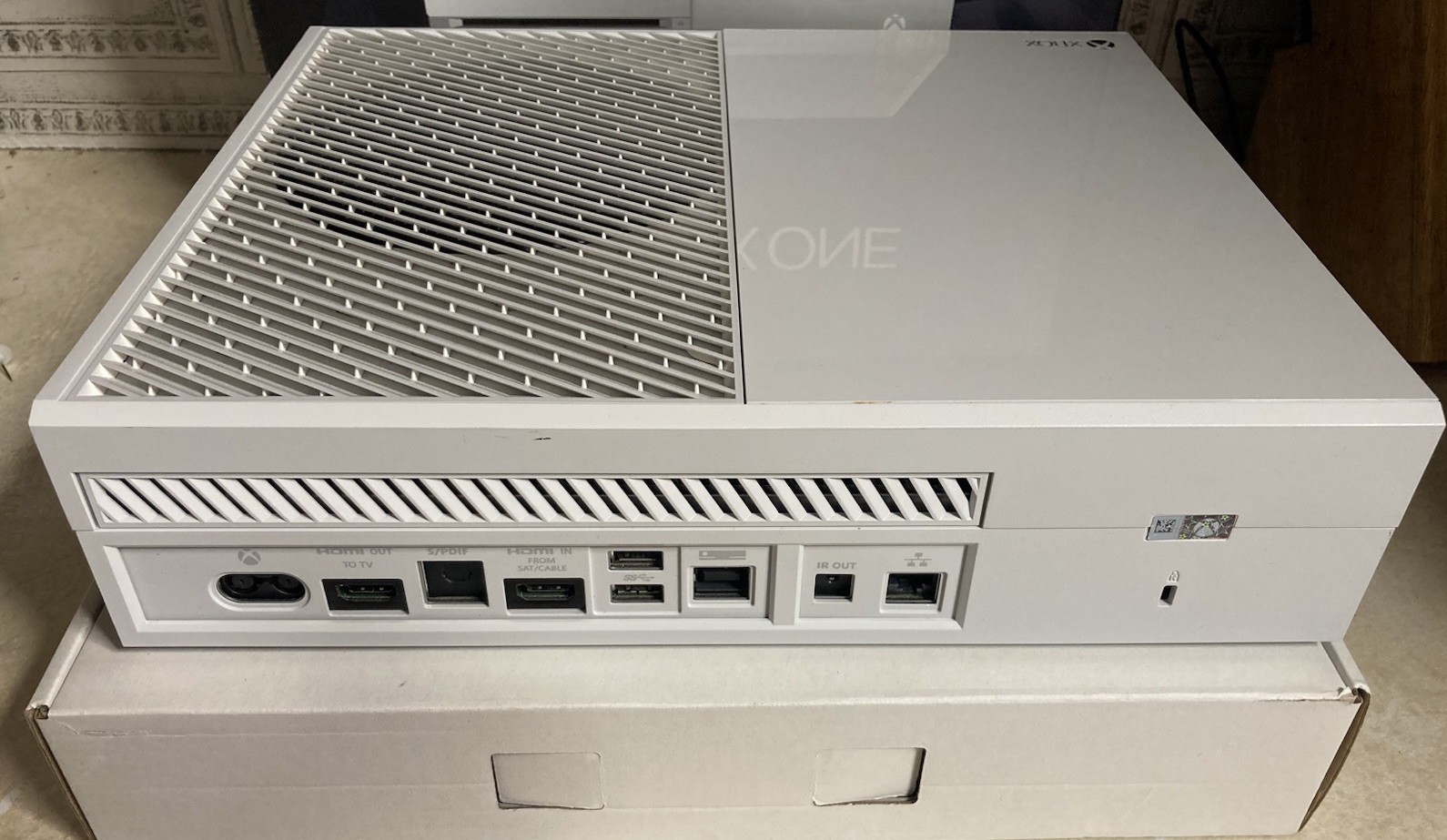 Microsoft Xbox One Special 1540 500GB White Console. Halo Boxed Edition