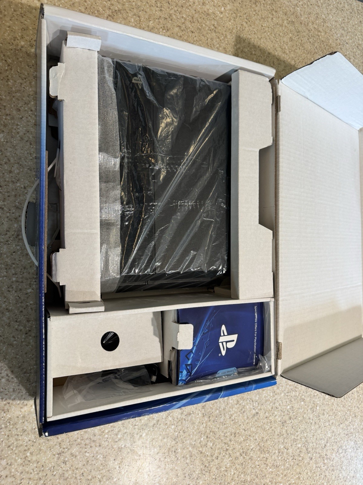 Sony PlayStation 4 PS4 Console CUH-115A Complete In (Mismatched) Box Tested