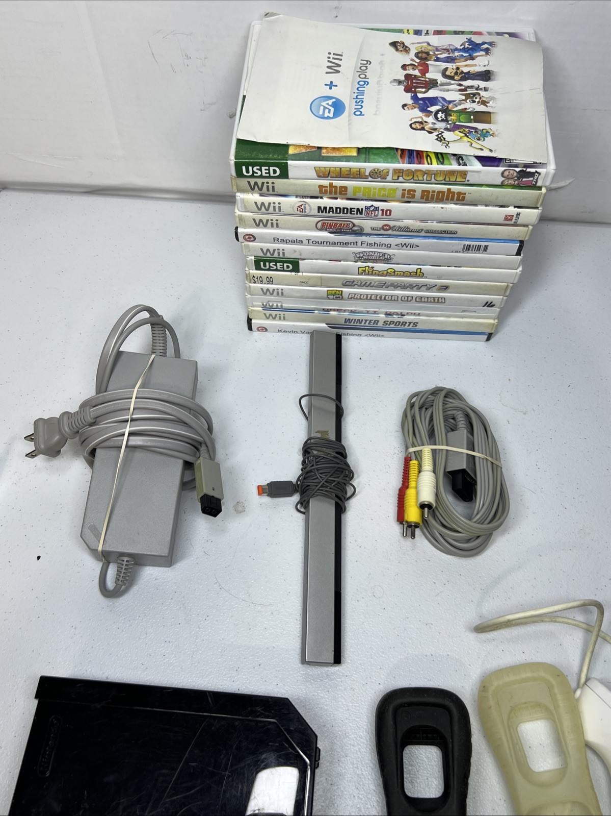 Nintendo Wii Bundle 3 Controllers 3 Nunchucks 12 Games Sensor Bar Cords