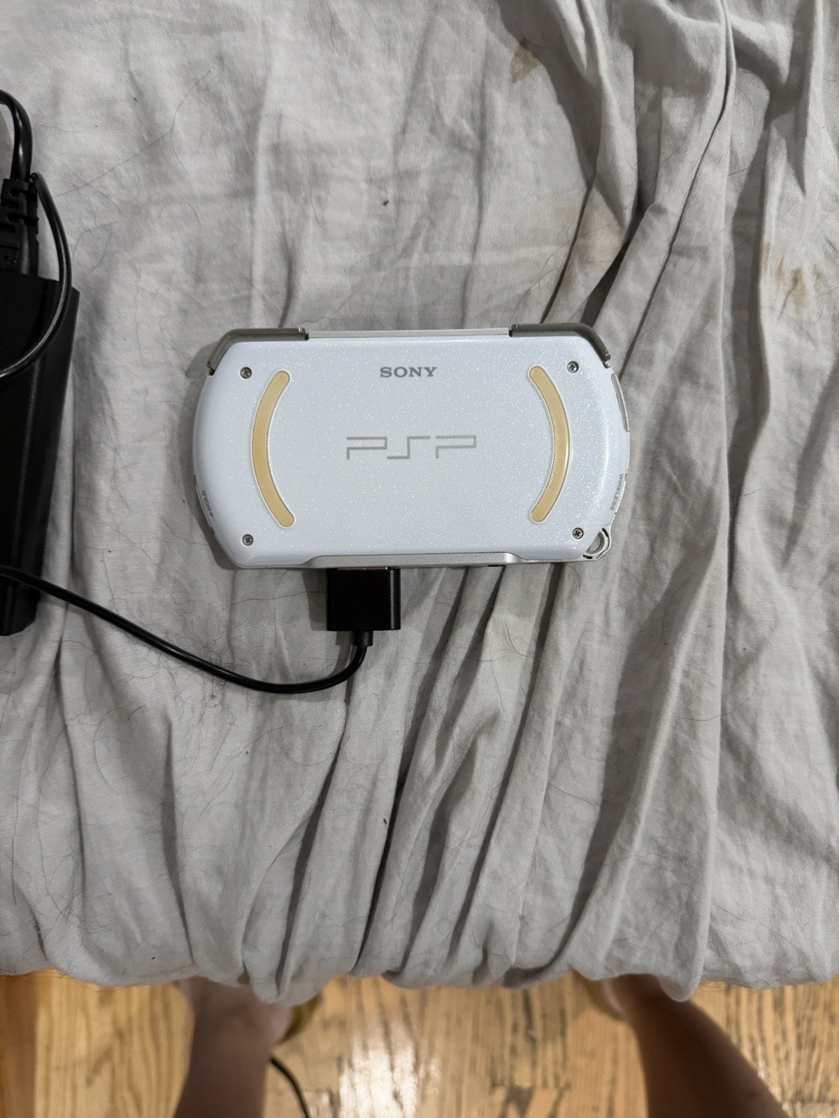 Sony PSP Go Handheld System Pearl White with Charger