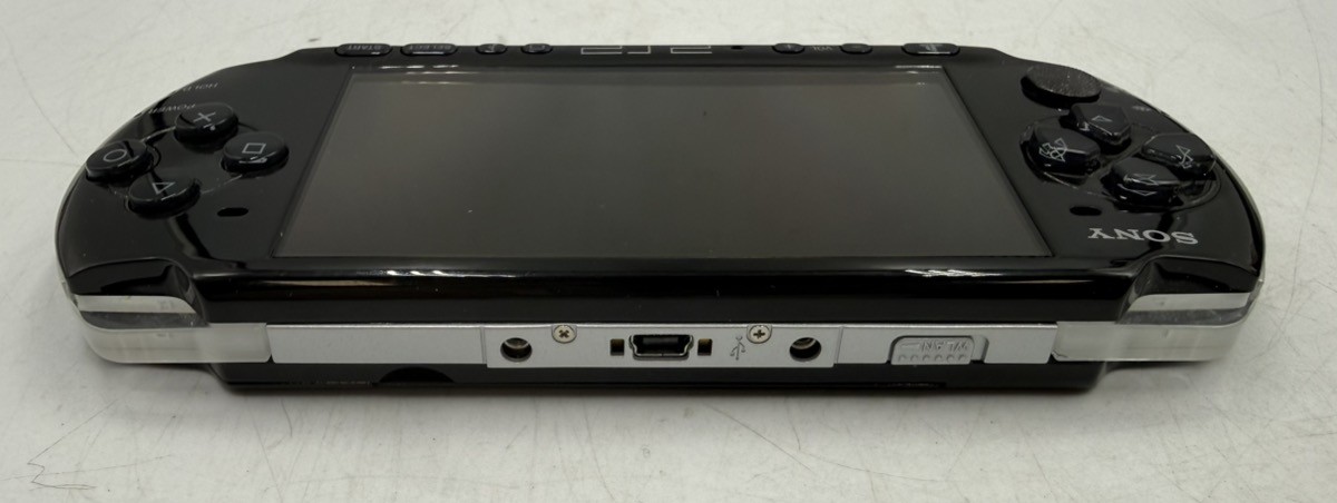 SONY PSP 3001 – HANDHELD WITH HARD CASE, CHARGER AND 3 GAMES. NO BATTERY! Tested