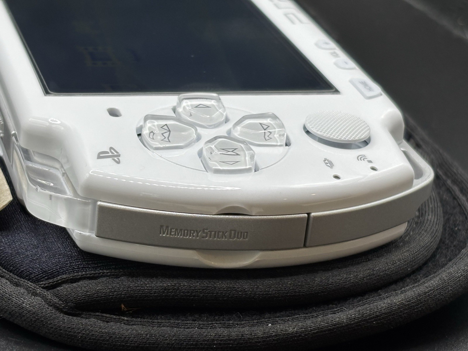 Rare Sony PSP-2006 Star Wars Darth Vader Handheld Console White W/Battery & Game