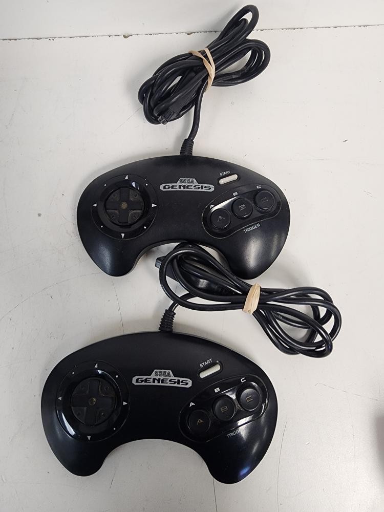 SEGA GENESIS 3 + 4 CONTROLLERS (P24031700)