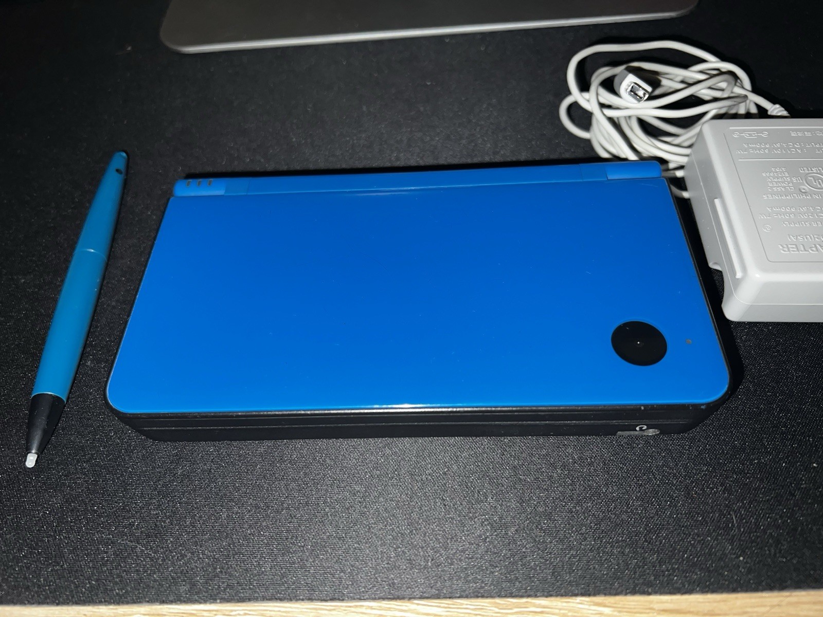 Nintendo DSi XL Handheld System – Midnight Blue w/ 7 games Bundle.