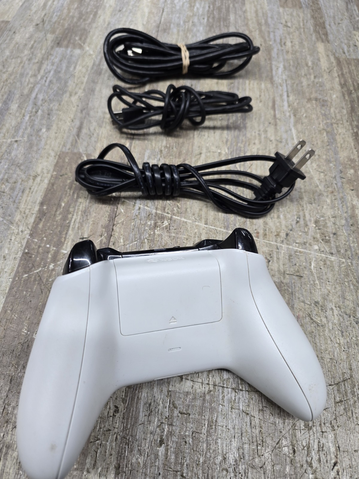 Microsoft Xbox one Gaming Console 1681 White 500gb w/ controller and cable