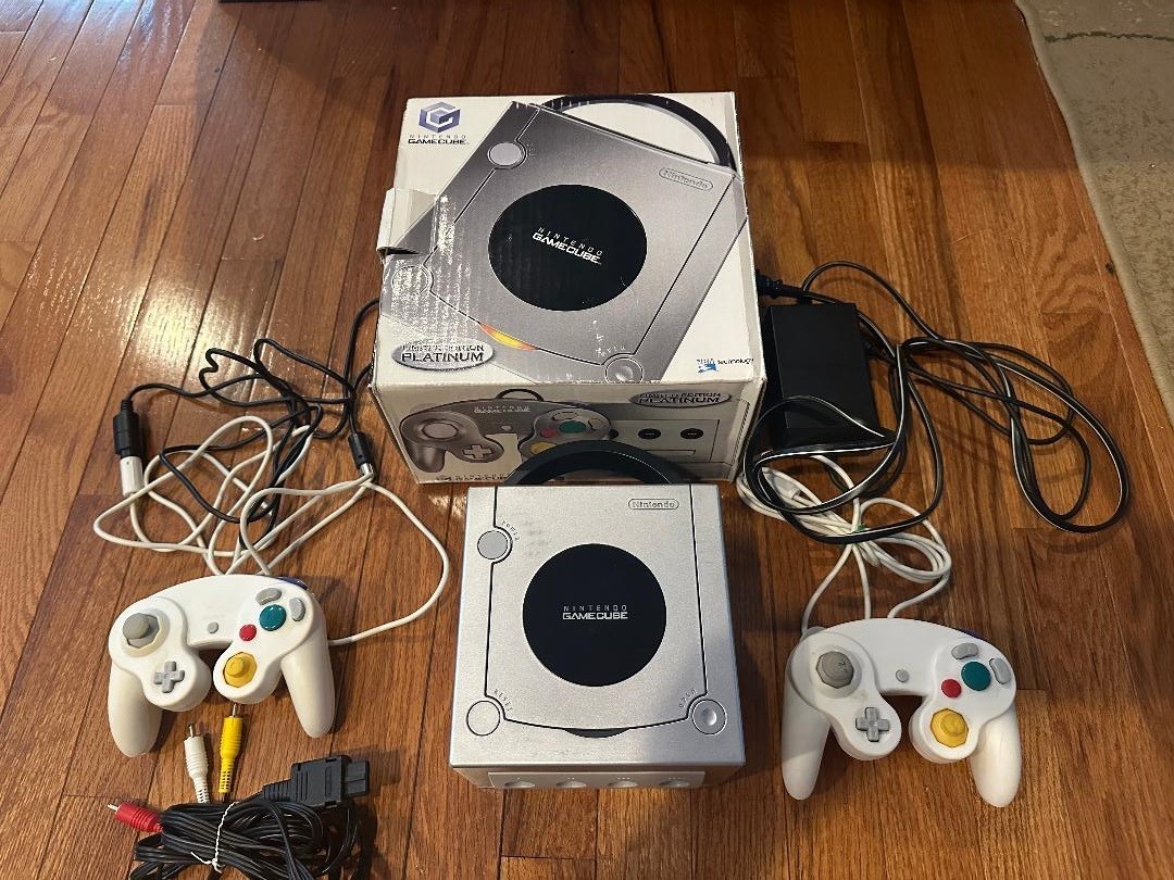 Nintendo DOL-101 GameCube Platinum Silver Console With Box.