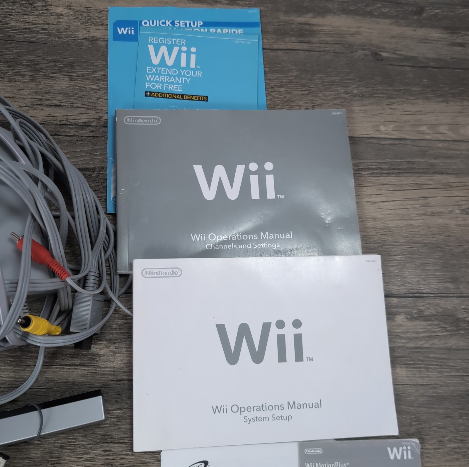 Nintendo Wii Console Bundle White RVL-001 USA Controllers And Manuals OEM Lot