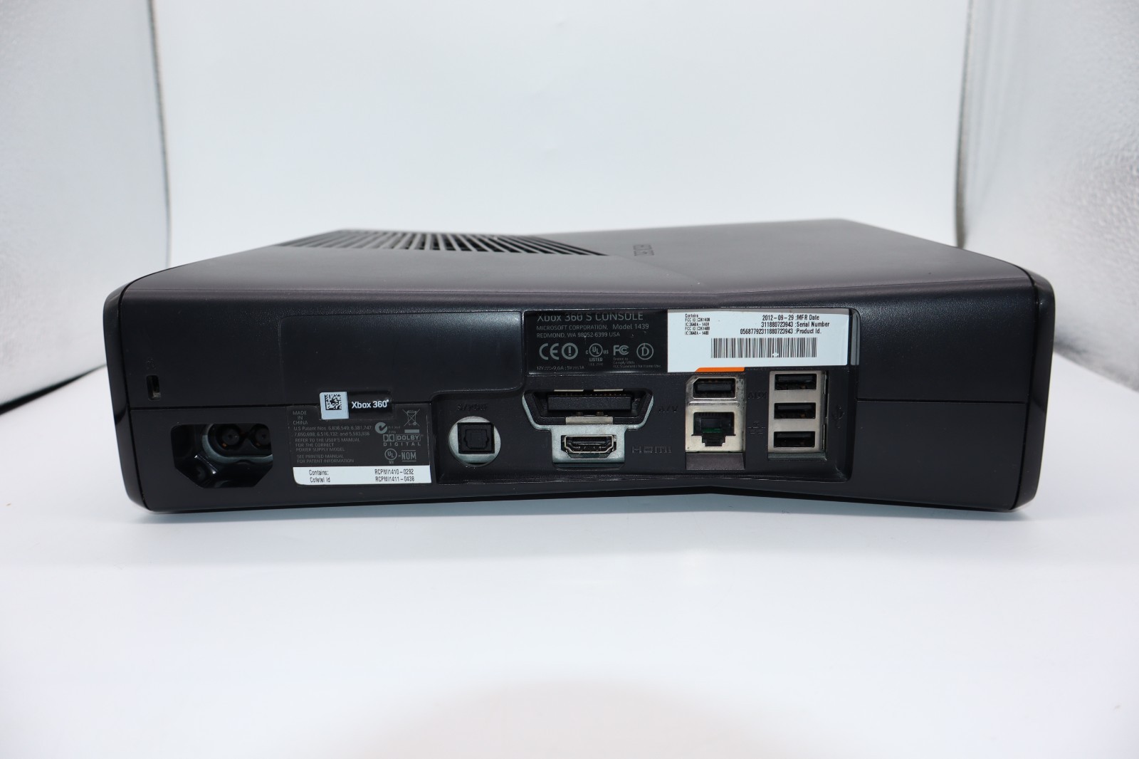 Microsoft Xbox 360 S ( 320GB) Console with Kinect, Cables, and Controller