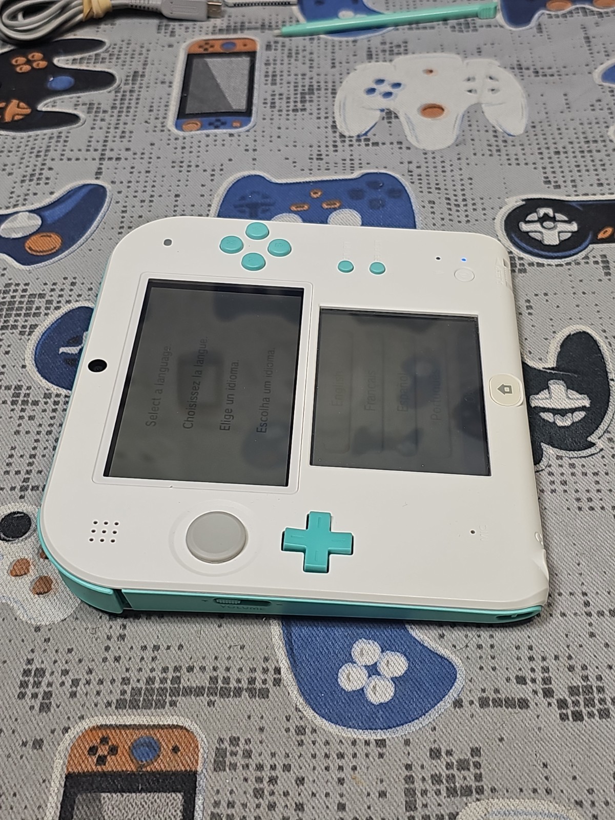 Nintendo 2DS White/Blue Console w/Charger, 4-Games,Case EXCELLENT