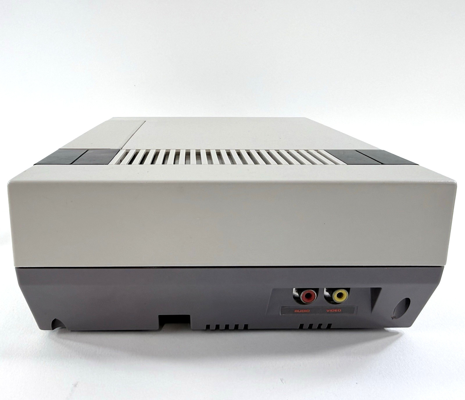 Nintendo NES Console + Controller, Zapper, AV cable, Power Supply – Tested