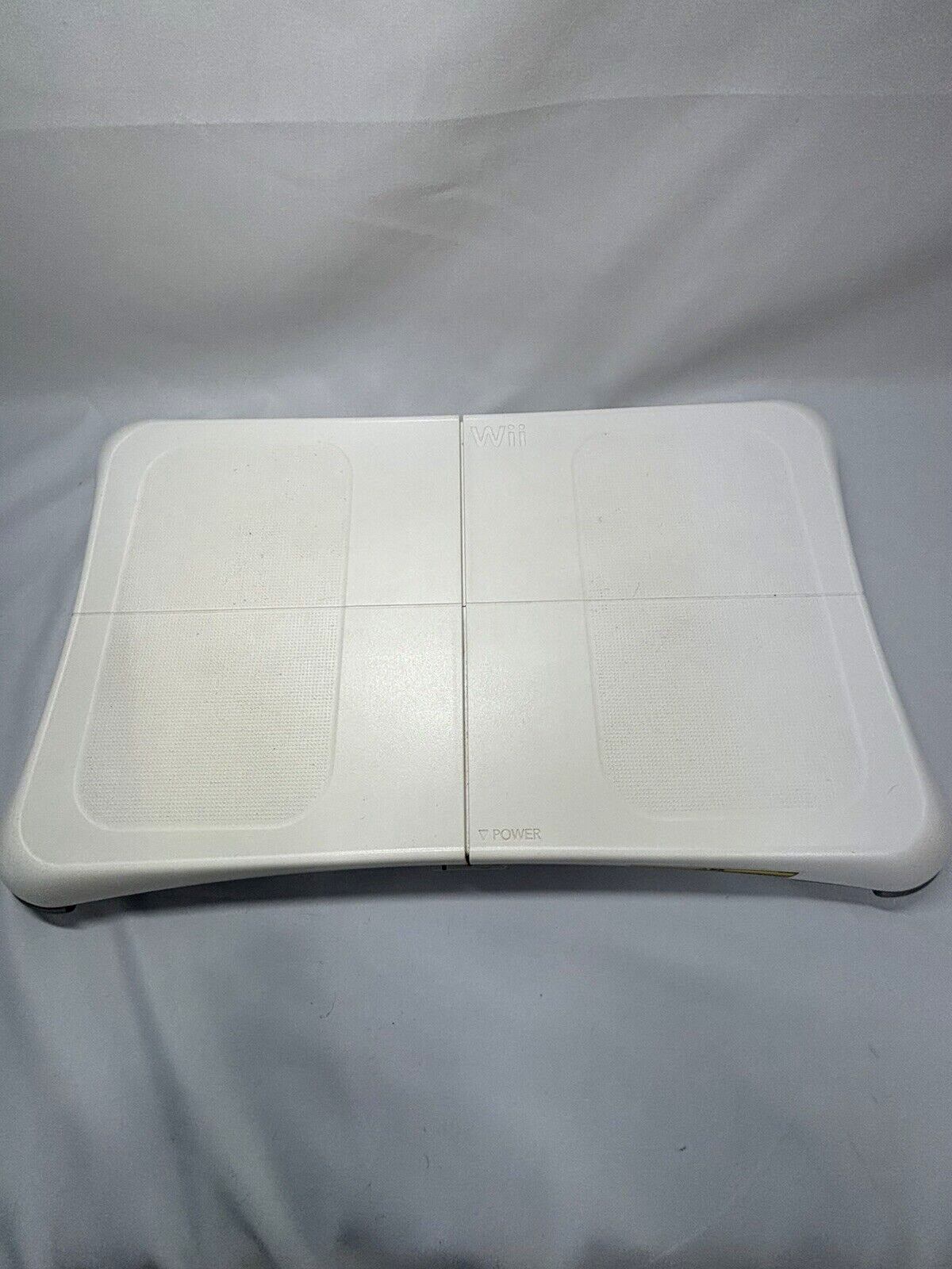 Nintendo Wii game console + balance board 3 remotes, 2 nunchuks 13 software