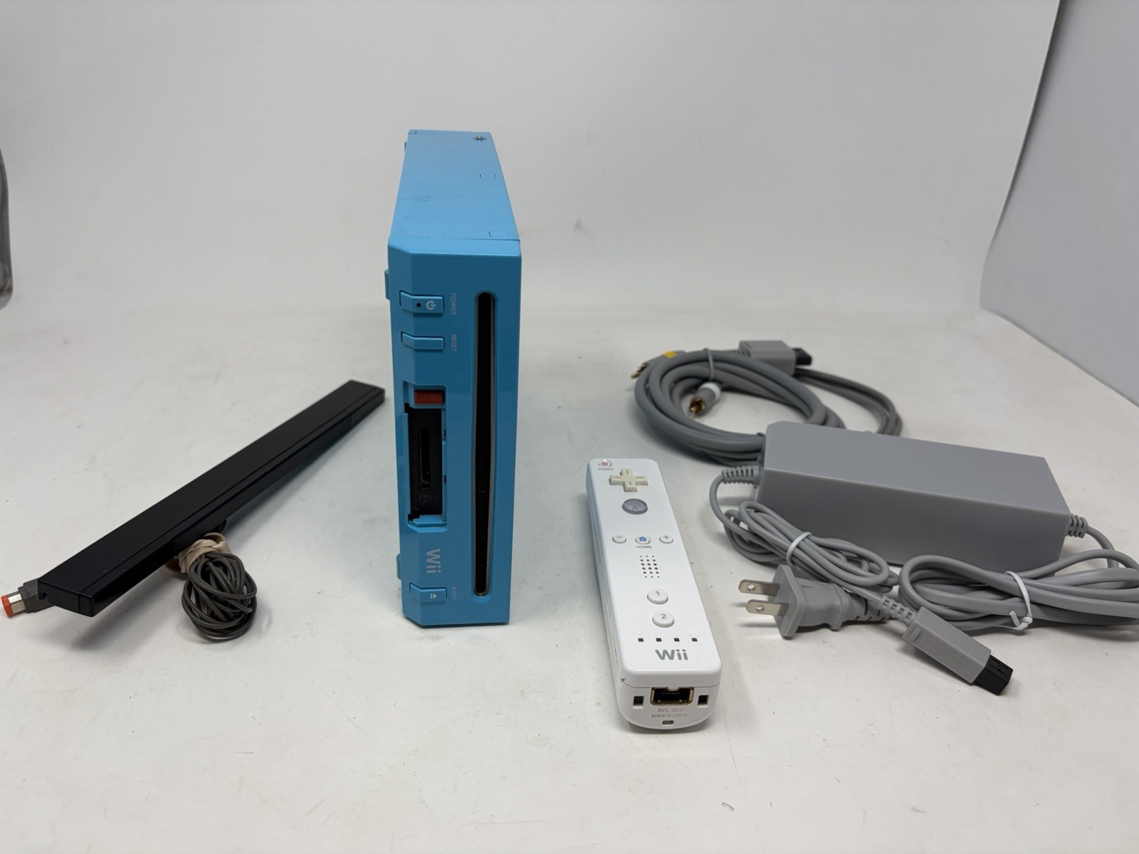 Nintendo Wii Blue RVL-101 Console With White Remote Sensor Bar AV Power Cord