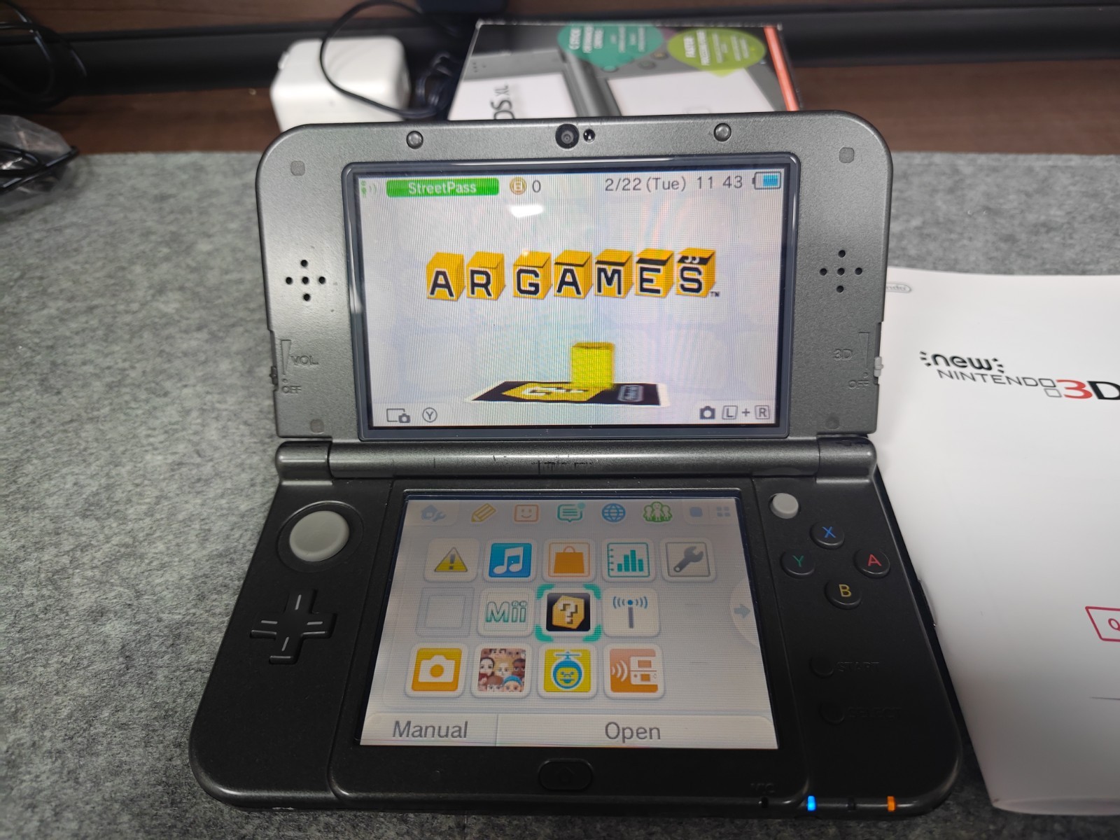 New Nintendo 3DS XL Gray Black Console W boxe and manual US Version