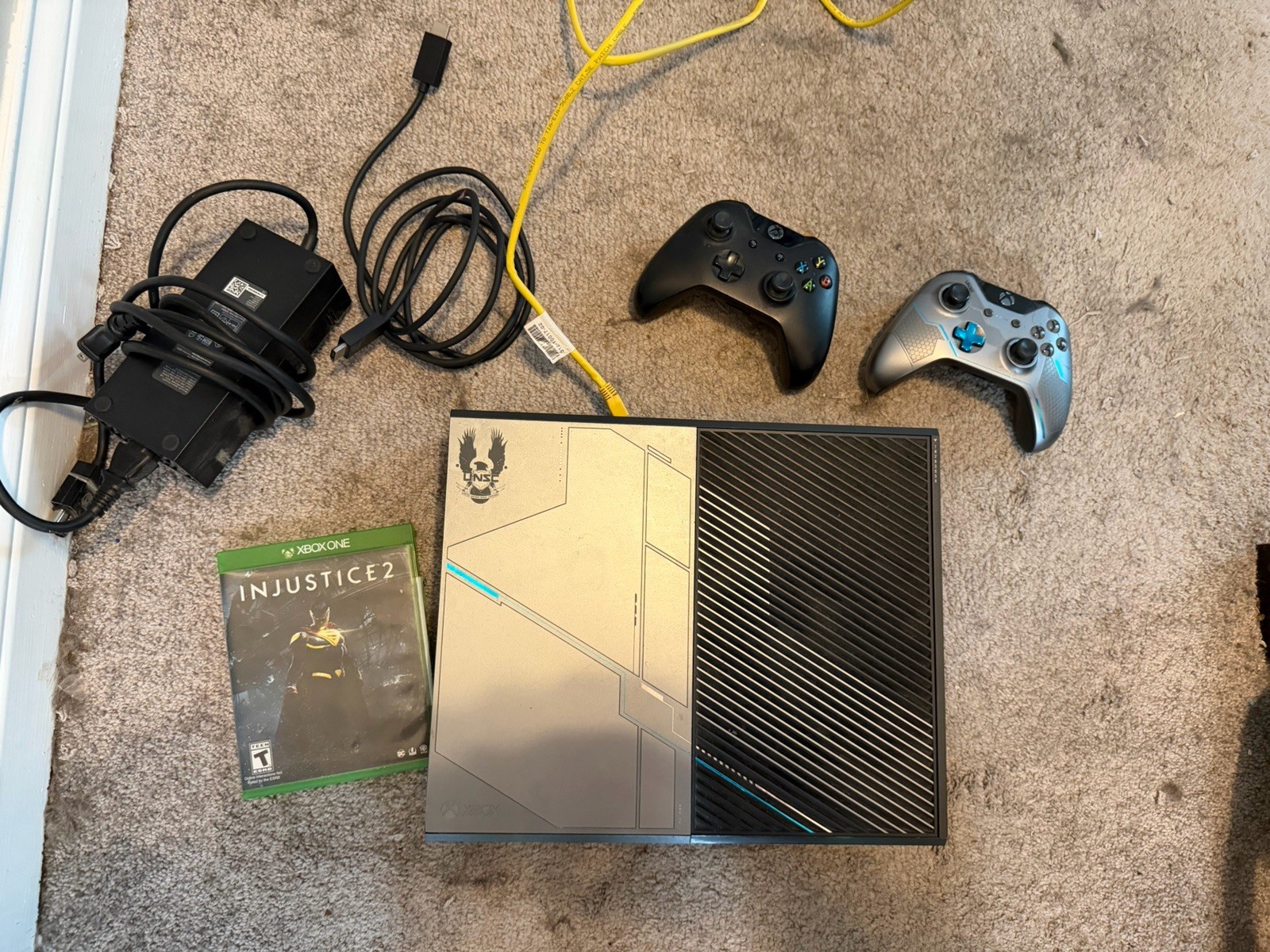 Xbox One UNSC 1540 Halo Edition,2 Wireless Controllers Cords ,Injustice 2,PARTS