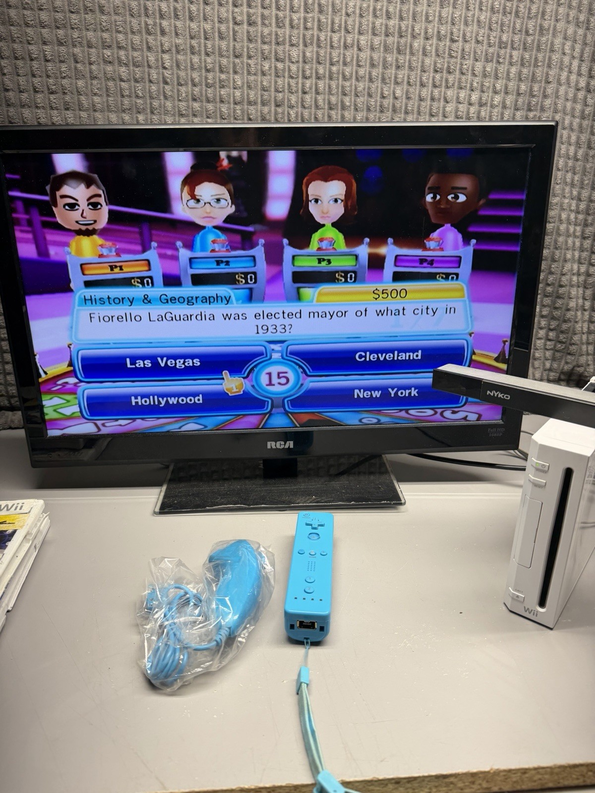 Nintendo Wii Game Console RVL-001 Bundle, White , 2 Controllers 2 Games HDMI Adp
