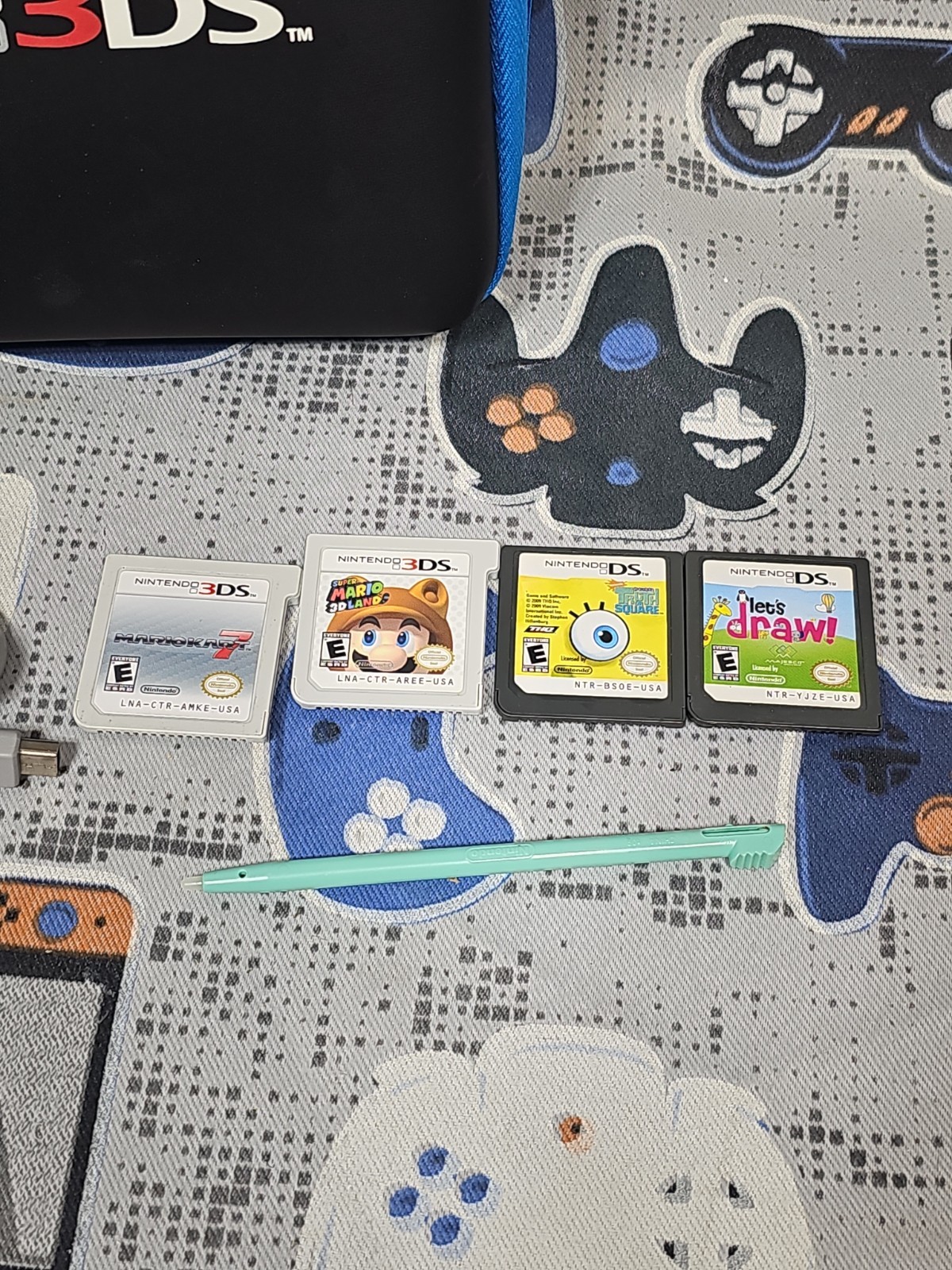 Nintendo 2DS White/Blue Console w/Charger, 4-Games,Case EXCELLENT