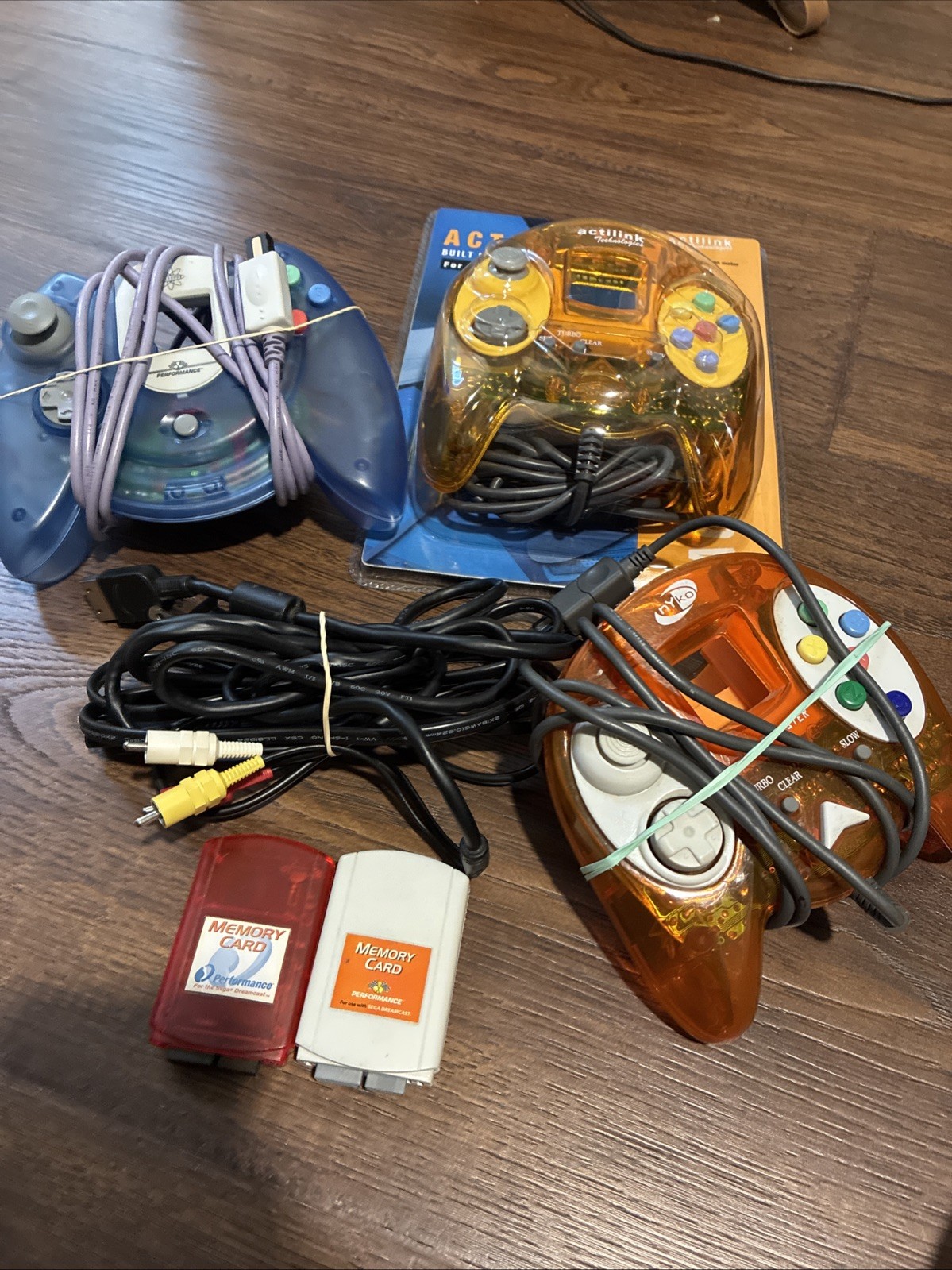 SEGA Dreamcast HKT-3020 With 3 Controllers Cables 2 Memory Cards +Games Tested