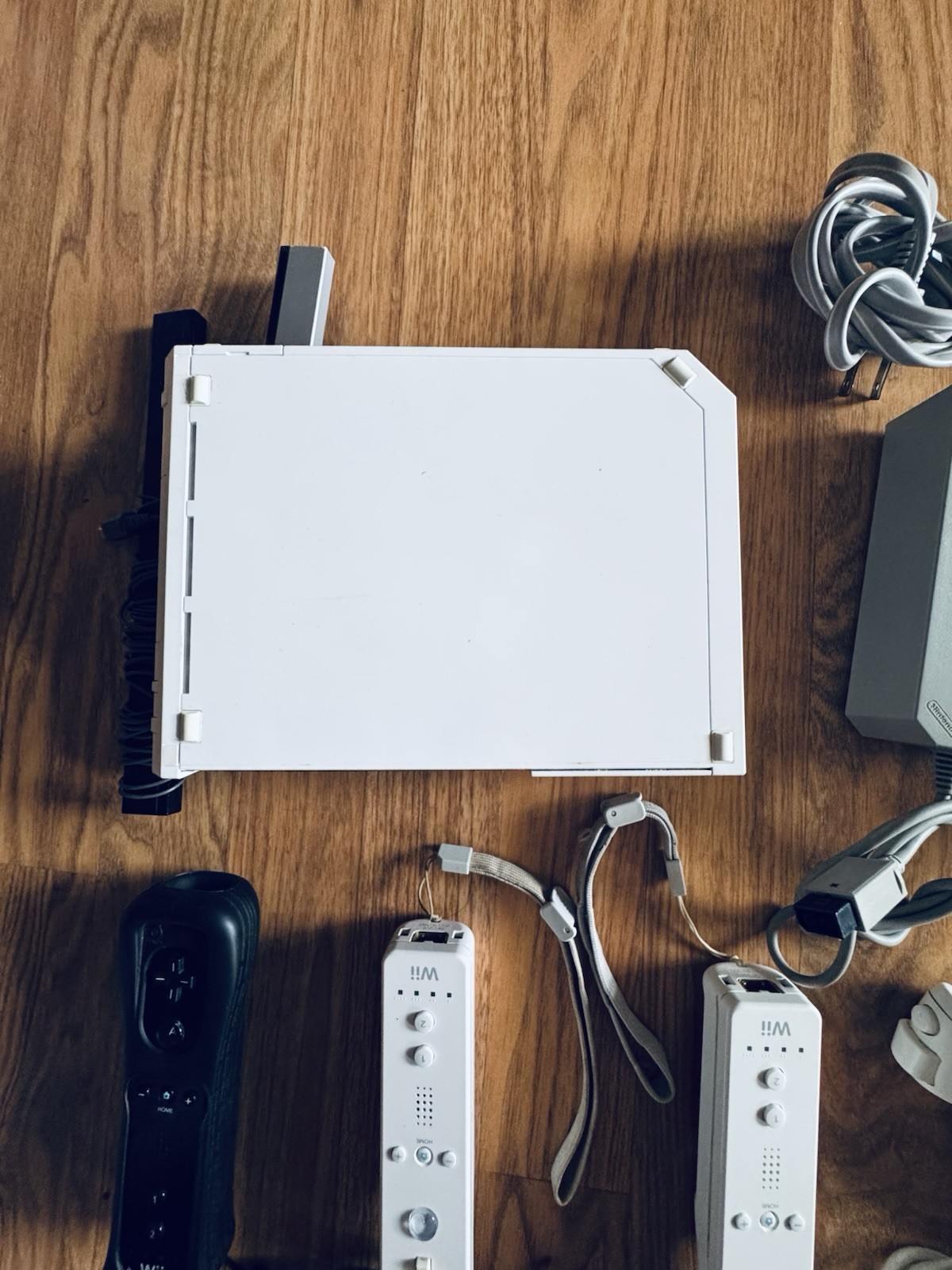 Nintendo Wii Console White RVL-001(USA) NTSC-U/C 480p w/ 2 Remotes Nunchuk
