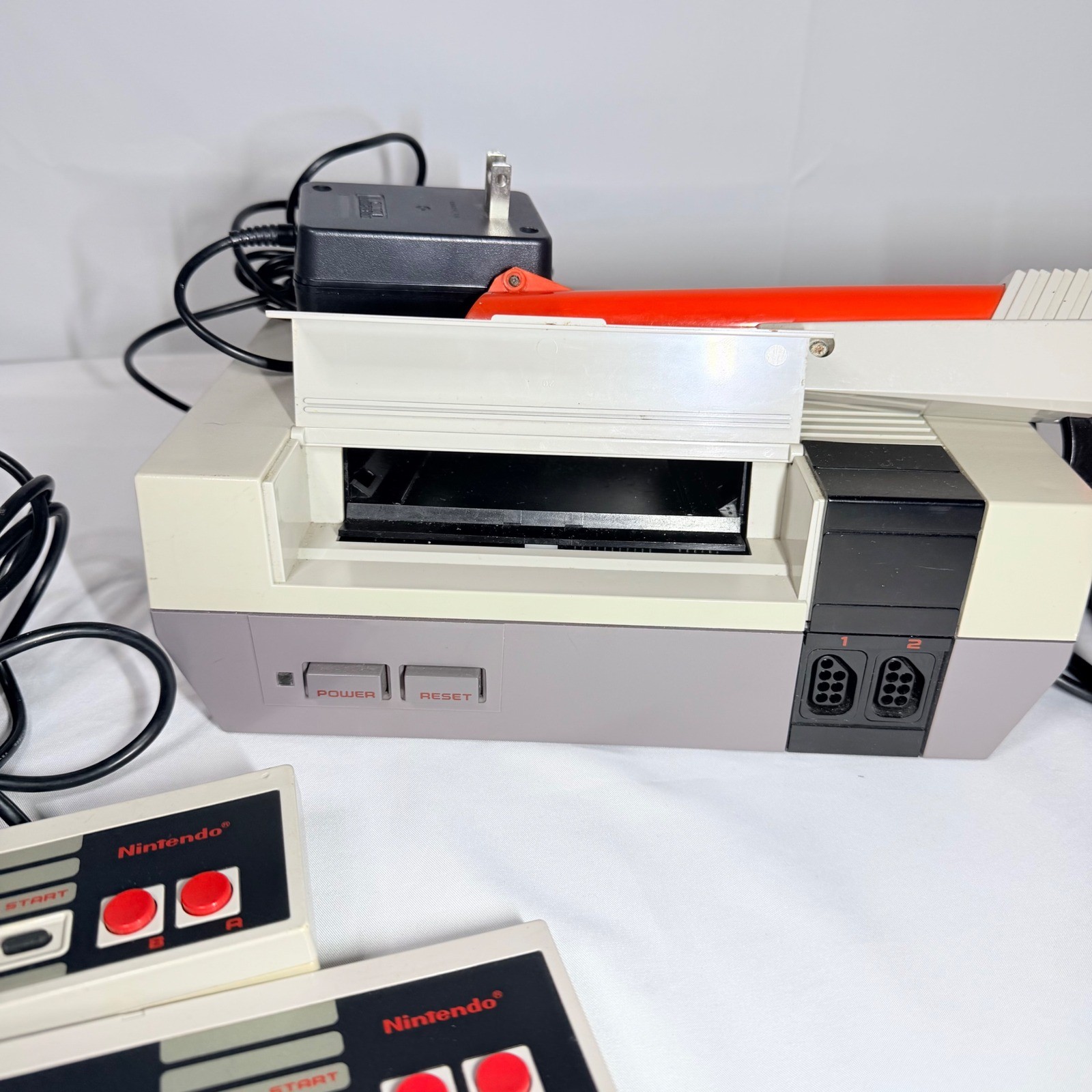 Nintendo Entertainment System NES Console Bundle with 2 Controllers Zapper READ