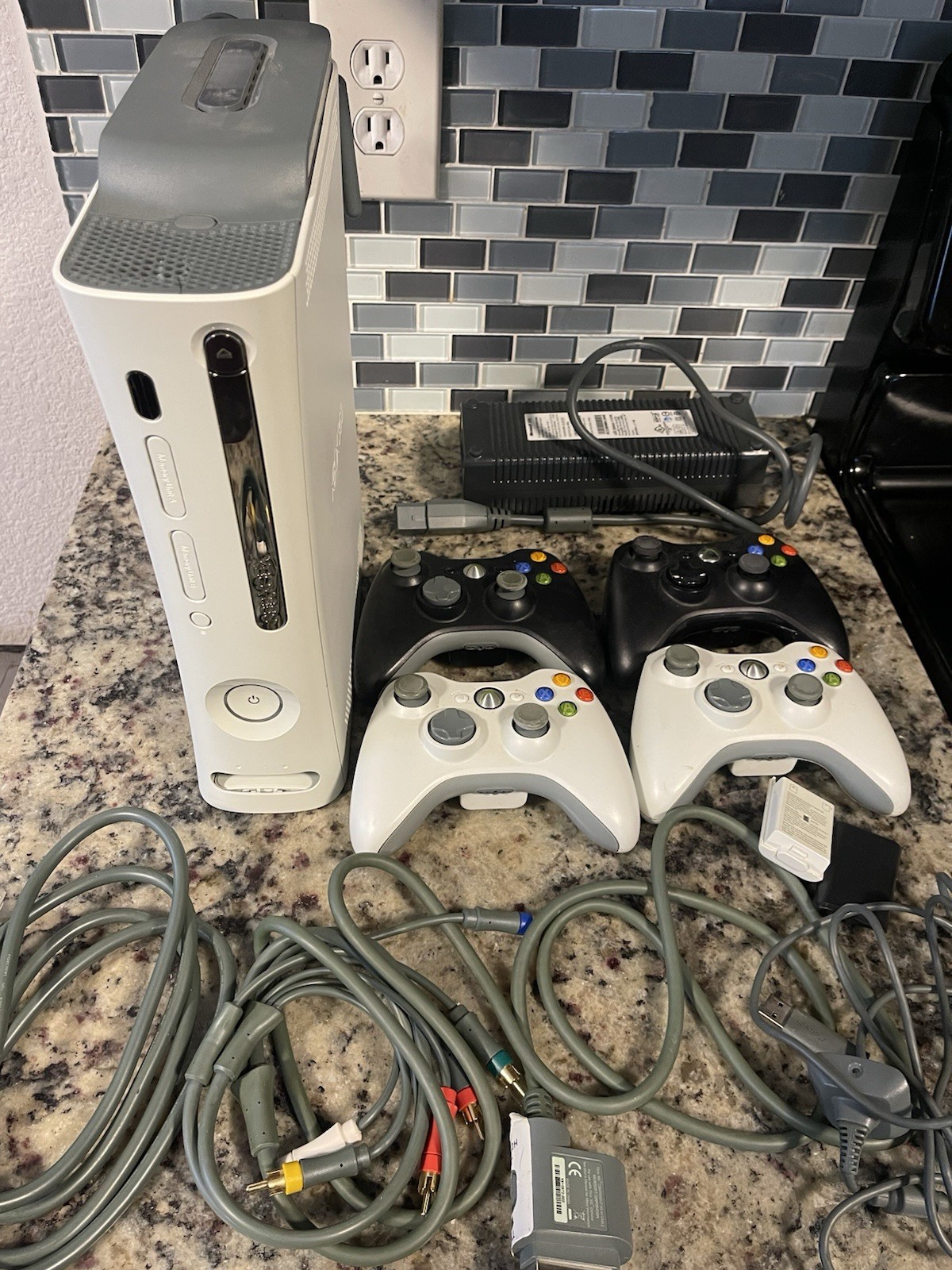 Microsoft Xbox 360 Pro System Value Bundle 60GB WORKNG NO GAMES