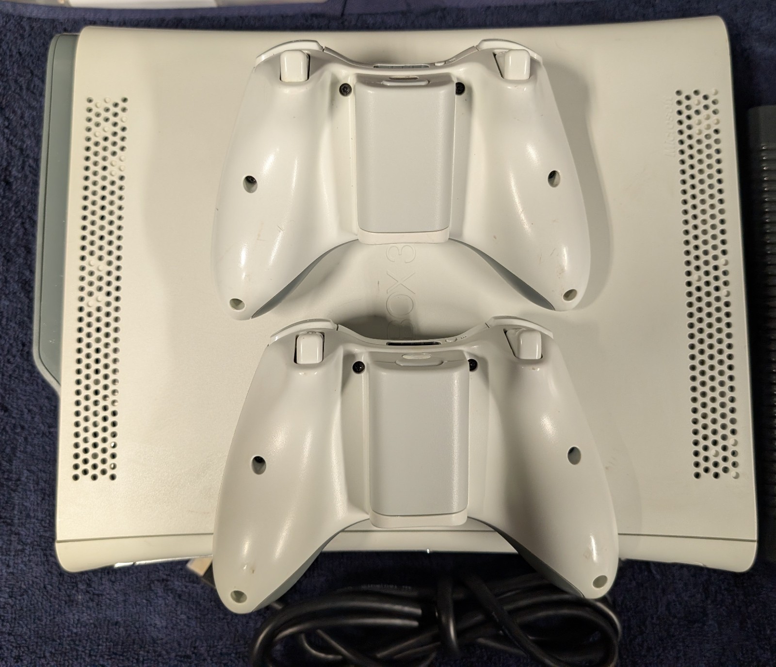 Microsoft XBox 360 Core Matte White Video Game Console & 2 Controllers, 20GB.