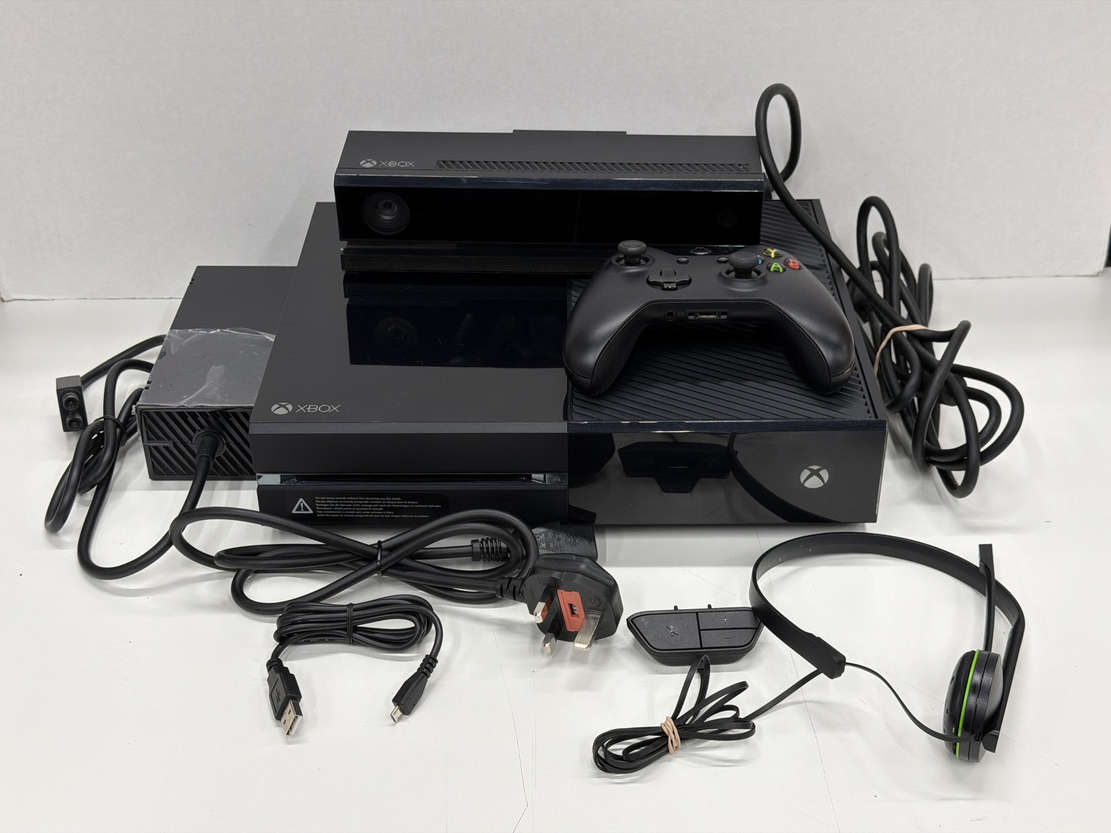 Microsoft Xbox One Day One Edition with Kinect 500GB Black Console 1540 Good