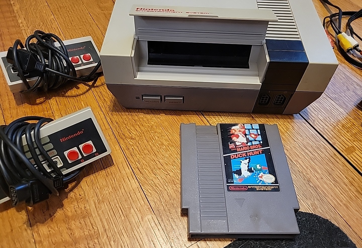 Original Nintendo NES Home Console – Mario and 2 controllers – works