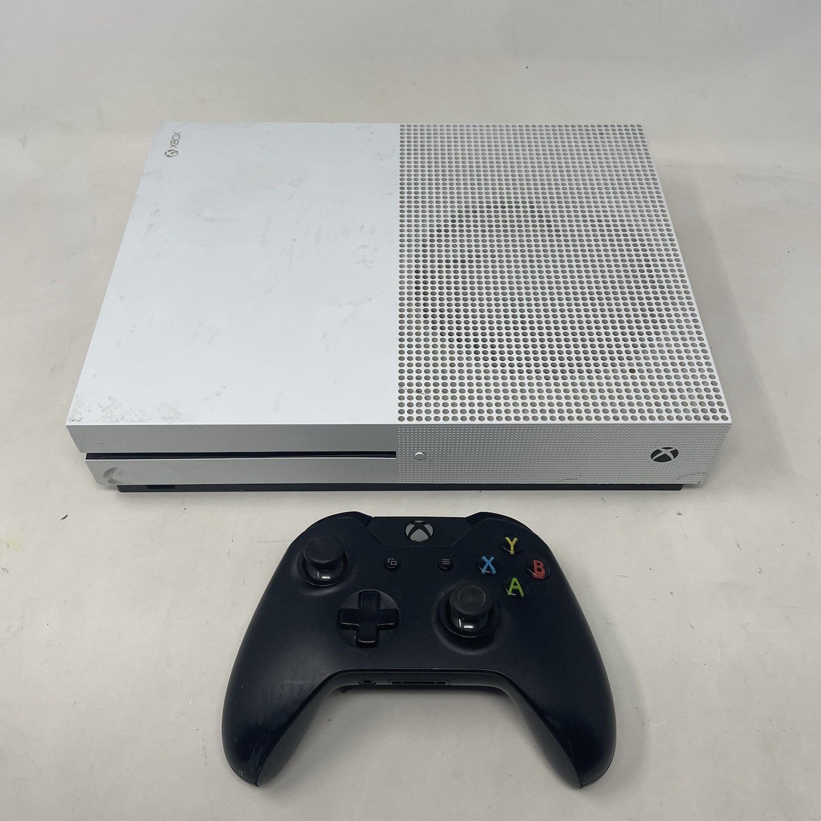 NO POWER – Xbox One S 500GB Model 1681 – FOR PARTS OR REPAIR With Controller