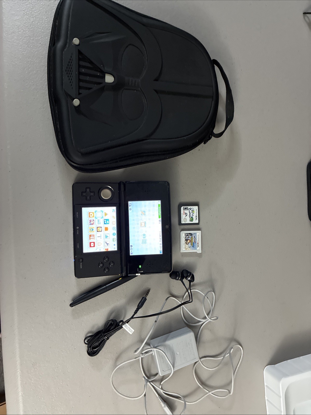 Nintendo 3DS Console CTR-001 Cosmo Black W/ Case, Stylus, Charger, 2 Games READ
