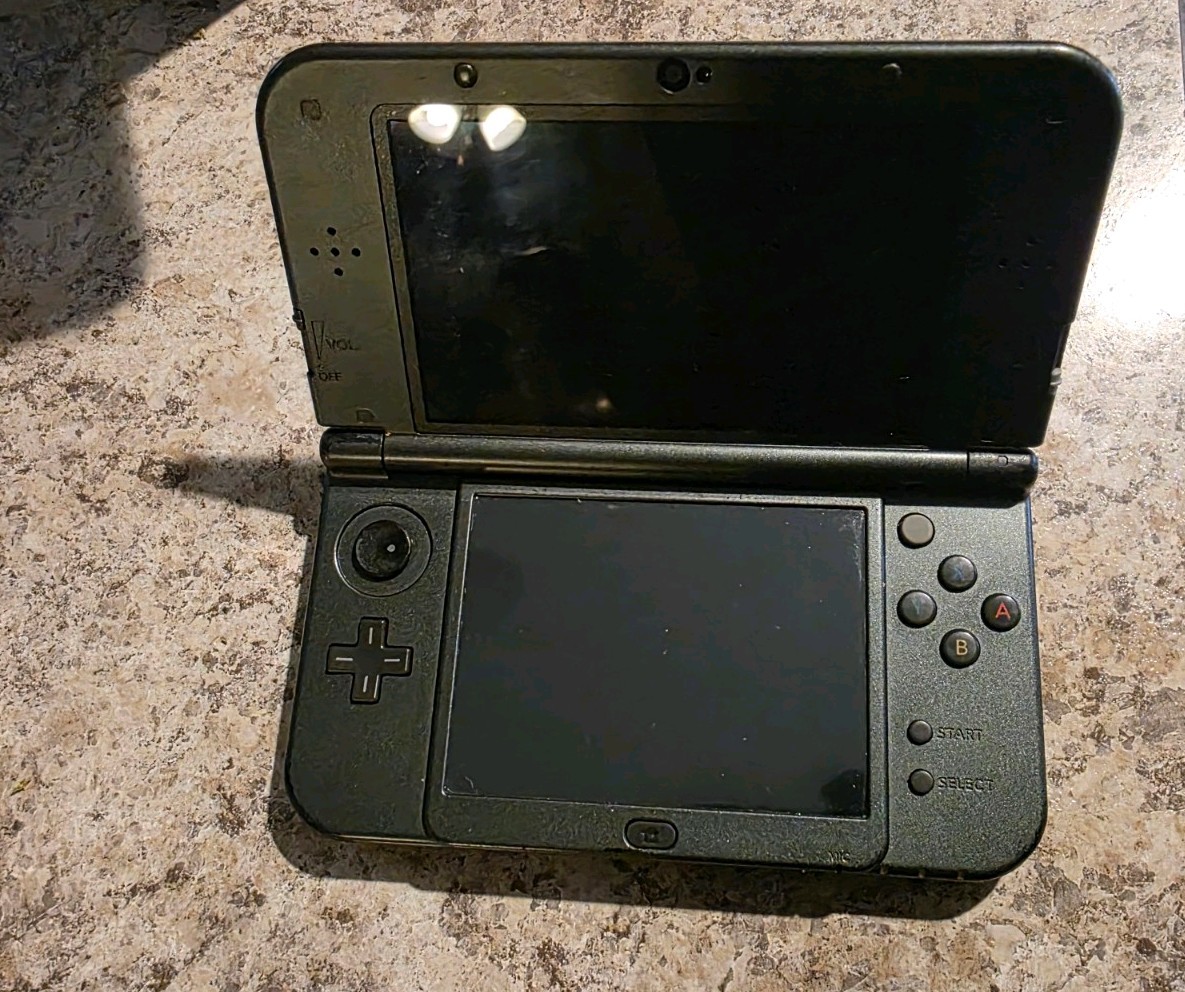 Nintendo “New” 3DS XL Metallic Gray / Black+charger.