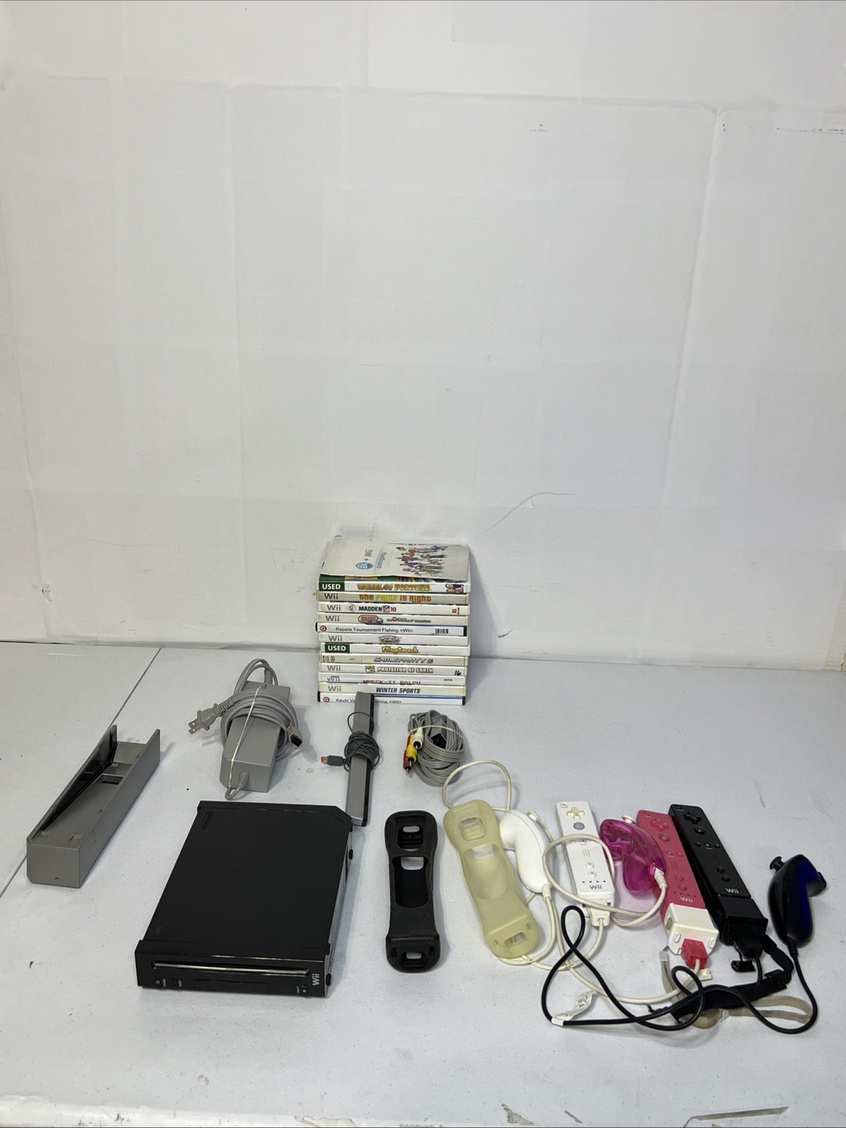 Nintendo Wii Bundle 3 Controllers 3 Nunchucks 12 Games Sensor Bar Cords