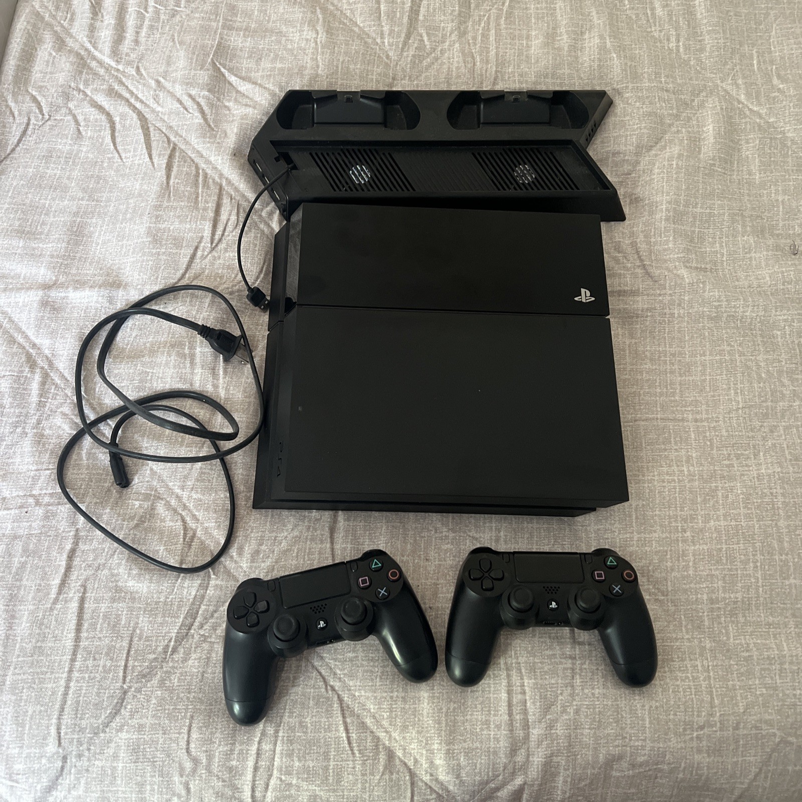 Low Firmware PlayStation 4 500gb W/ 2Controllers+Wires+CoolingStand -10.71 Firm