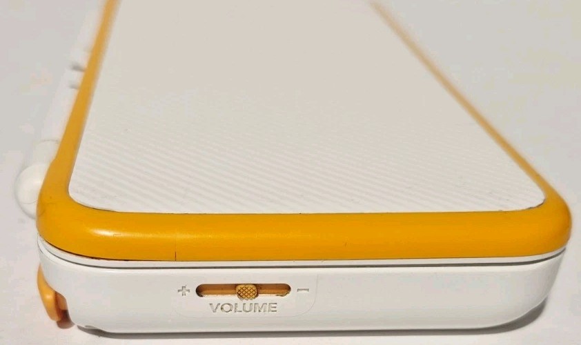 NINTENDO 2DS XL WHITE ORANGE CONSOLE HANDHELD SYSTEM AS IS PARTS OR REPAIR ~READ