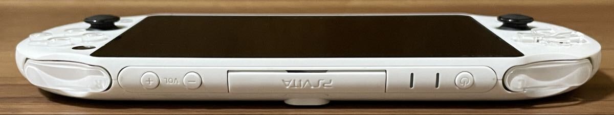 Sony PS Vita PCH-2000ZA22 slim Wi-Fi White Console Body Good condition