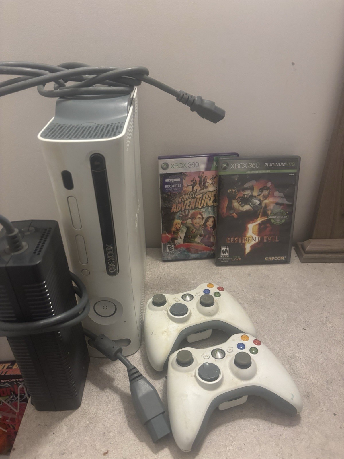Microsoft Xbox 360 Console White Gray HDMI 2 Controllers resident evil