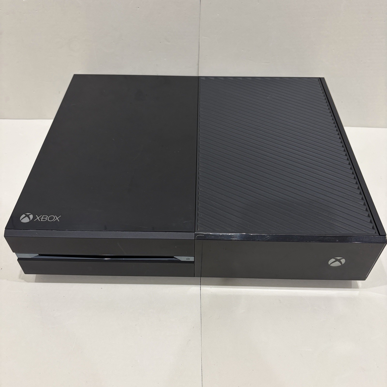 Microsoft Xbox One 500GB 1540 Bundle with 2 Controllers & 12 Games – Working
