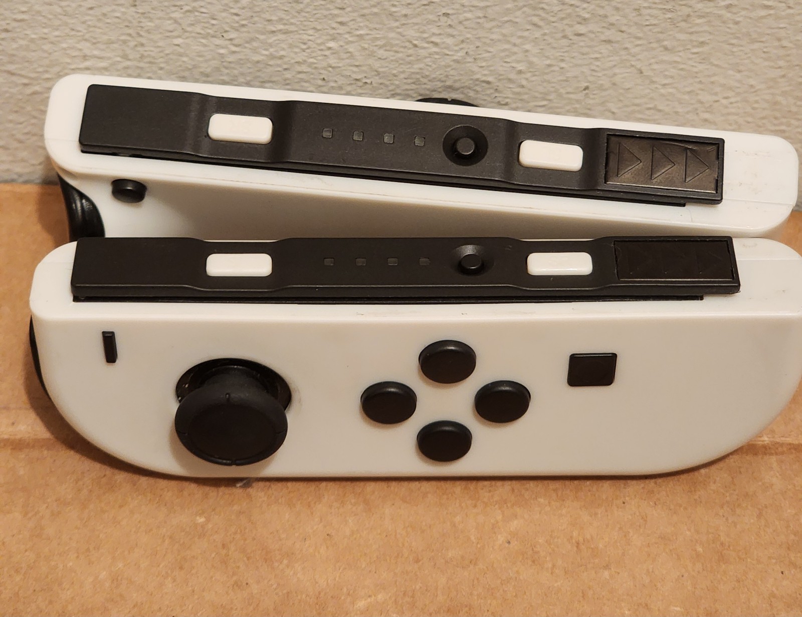 Nintendo HAC-001-01 32GB Switch Console – Black w/ White Controllers, Dock, etc.