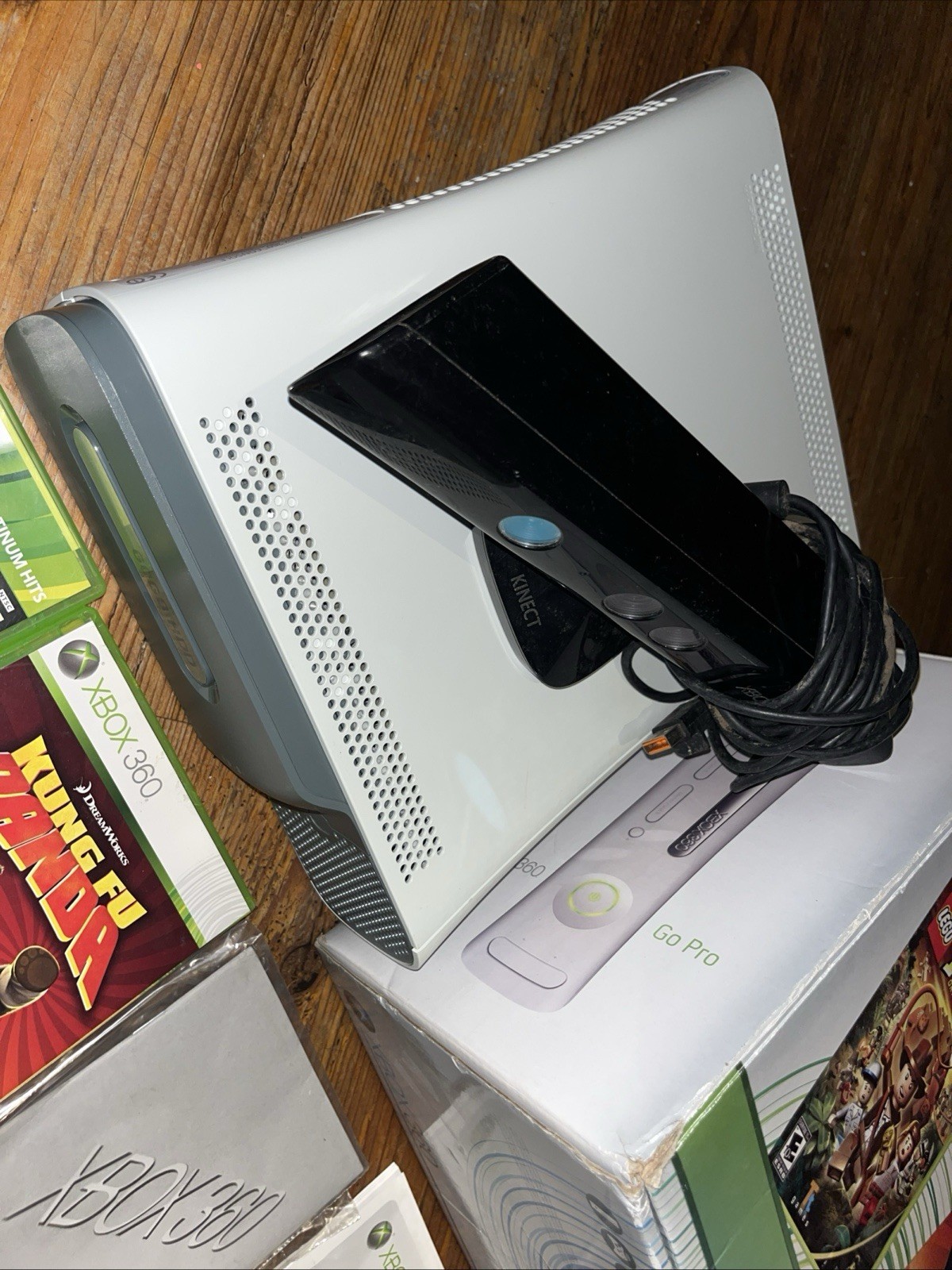Xbox 360 White 60gb White Console bundle w/ games & Cords
