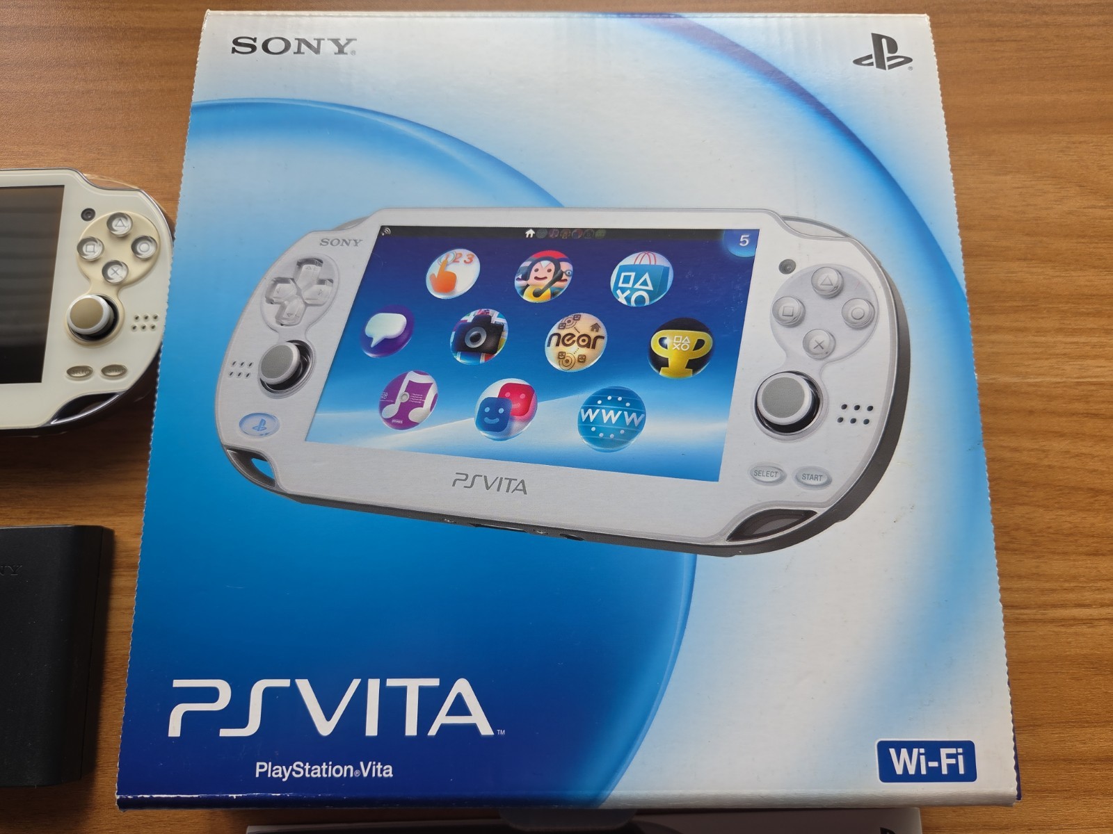 SONY PS Vita PCH-1000 Crystal white CIB W/ Charger