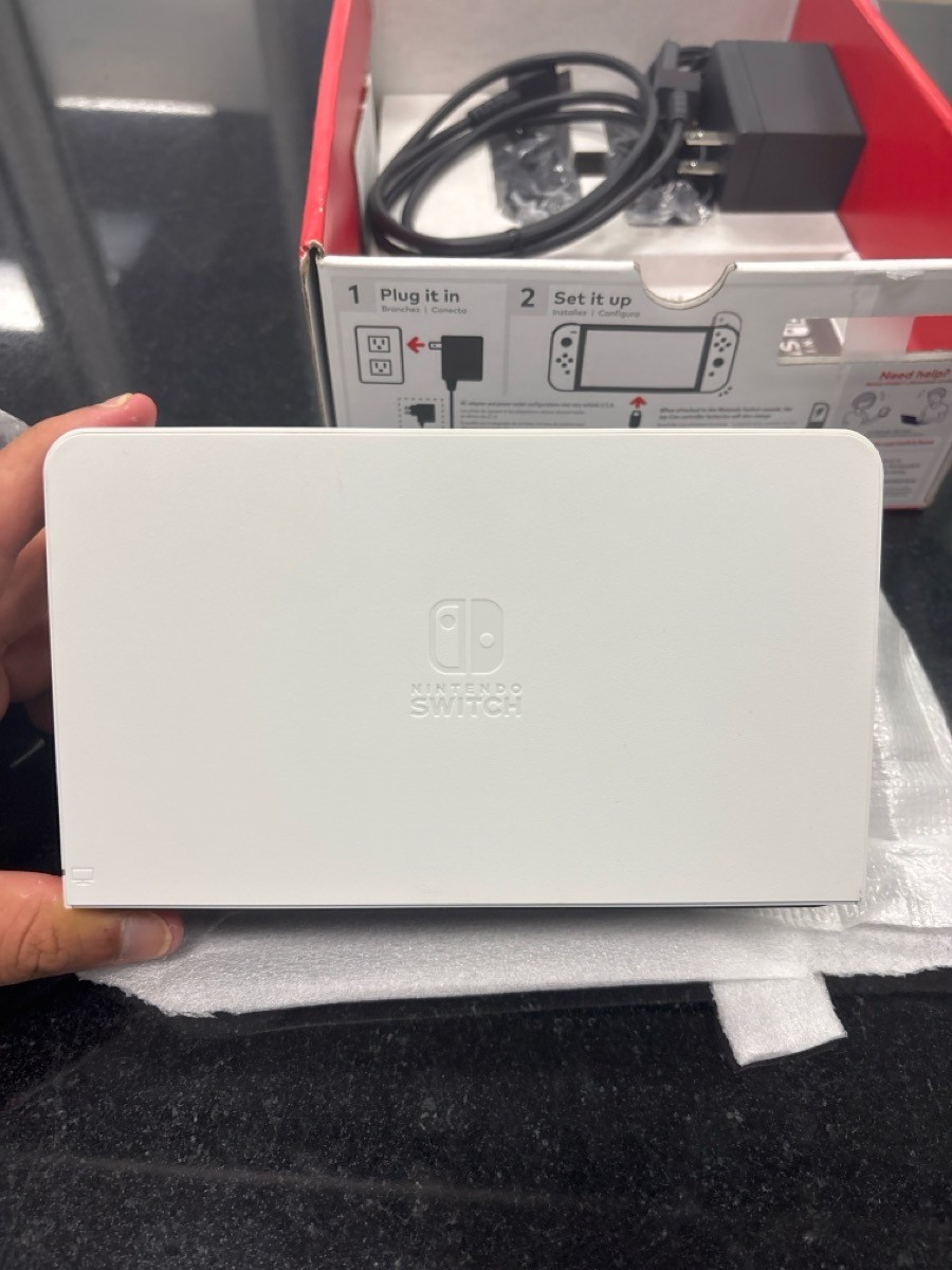 NINTENDO SWITCH HANDHELD – OLED – HAC-016 Comes with items in shown (B02102747)